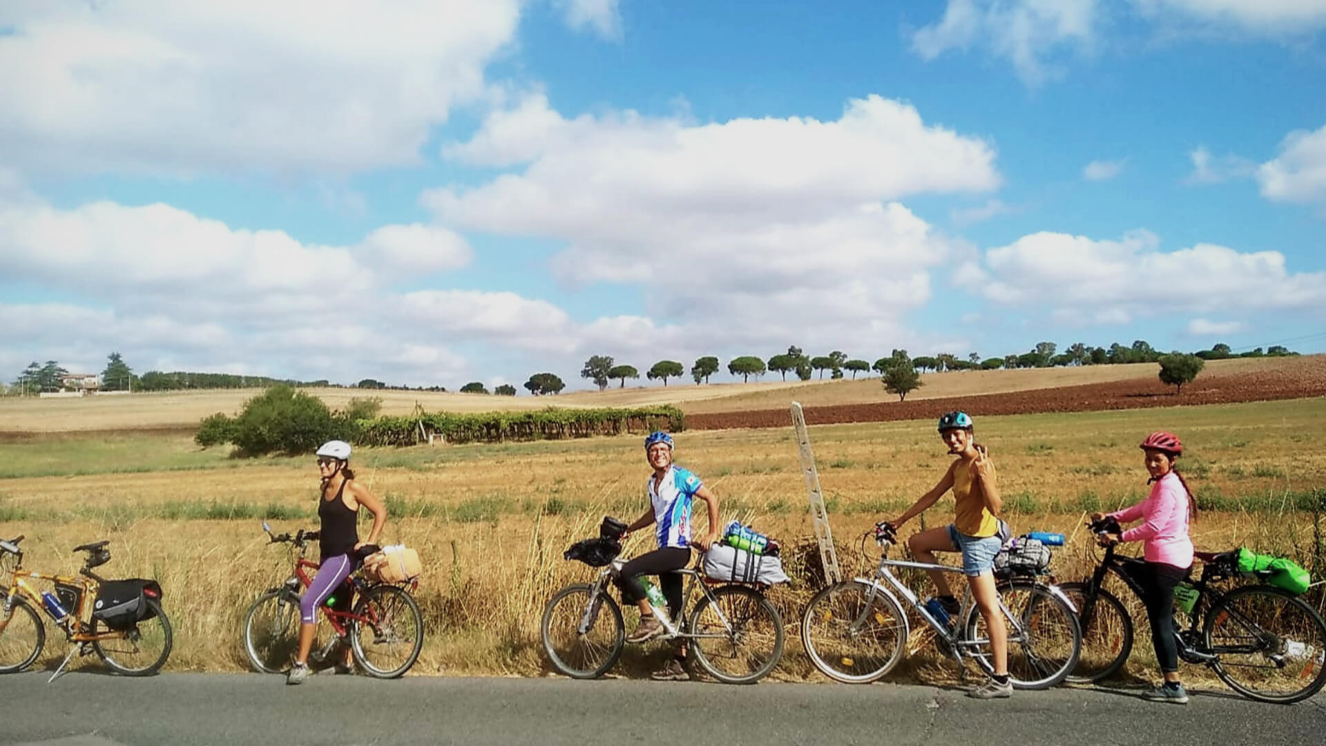 Francesco e alcuni sostenitori di Isla durante la seconda edizione della Pedalata solidale
