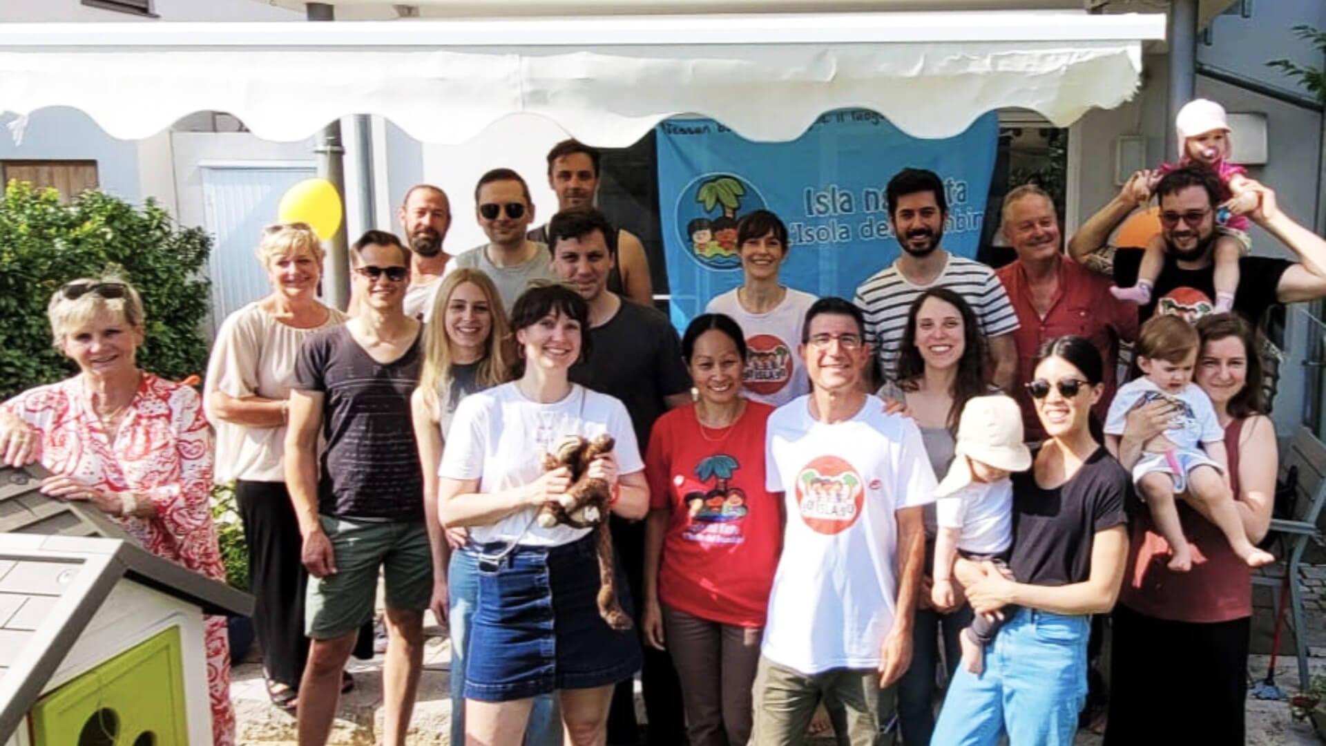 Francesco con alcuni amici e sostenitori di Isla